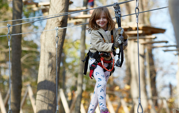 girl doing ropes course